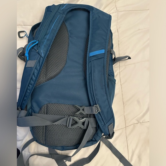 Outdoor Products Deluxe 17 Ltr Hydration Backpack, 2-Liter Reservoir No Bladder - Picture 3 of 6